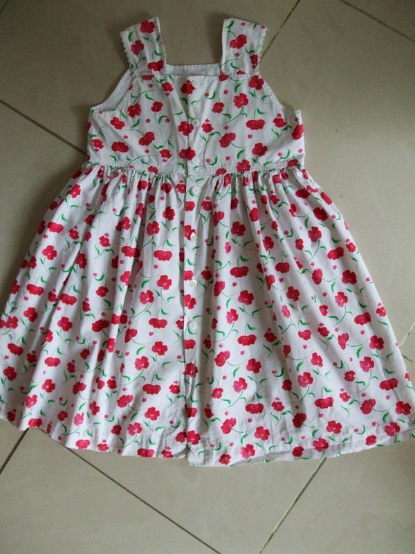 robe blanche fleur rouge